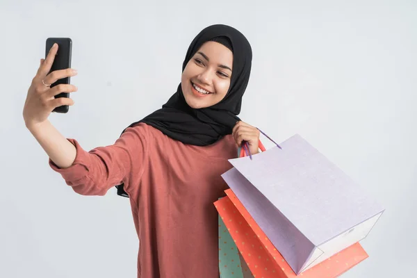 Selfie muslimischer Frau mit Einkaufstasche — Stockfoto