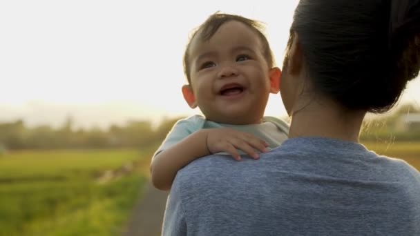 Ibu dan bayi bermain bersama di luar ruangan — Stok Video