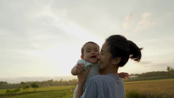 Мати і дитина грають разом на відкритому повітрі — стокове відео