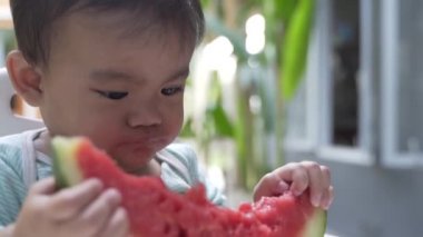 Bebek taze karpuz yiyor.