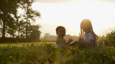 Şirin kız kardeş dışarıda birlikte oynuyor.