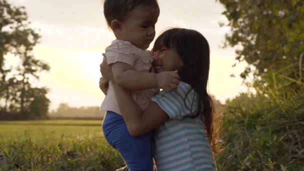 Aranyos testvér baba játszik szabadtéri együtt — Stock videók