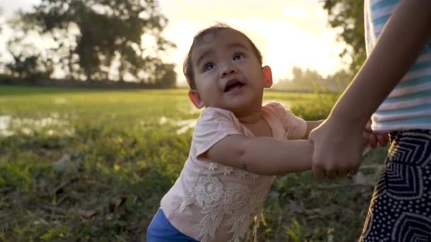 Adik membantu adiknya bayi berjalan langkah pertama — Stok Video