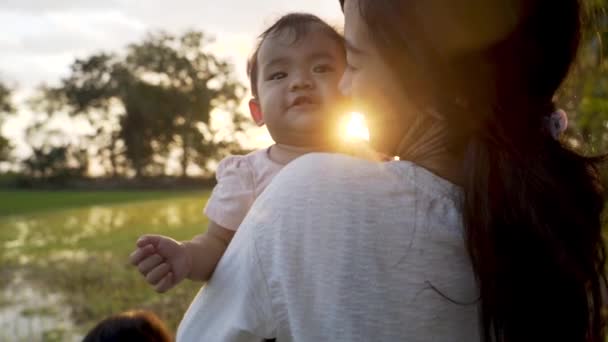 屋外で遊ぶ母親と赤ちゃん — ストック動画