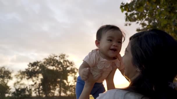 Ibu dan bayi bermain bersama di luar ruangan — Stok Video