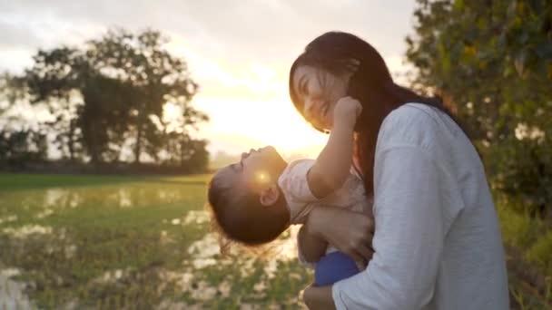 Ibu dan bayi bermain bersama di luar ruangan — Stok Video