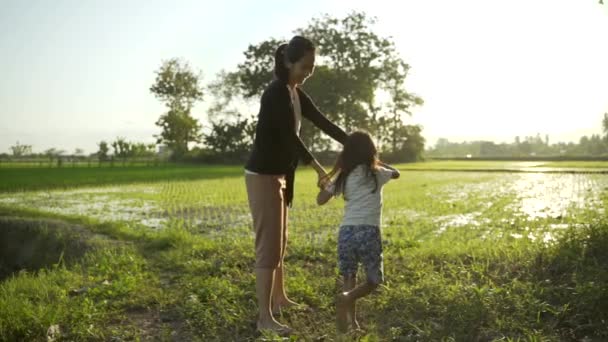Asiático madre y hija disfrutar jugando al aire libre — Vídeos de Stock