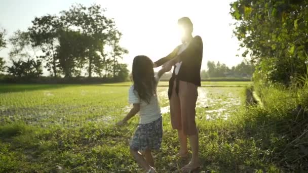 Ázsiai anya és lánya élvezze a szabadban — Stock videók