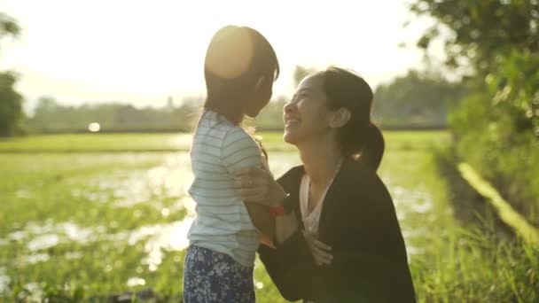 Ázsiai anya és lánya élvezze a szabadban — Stock videók