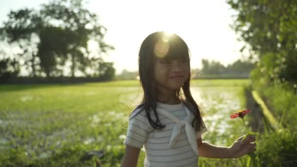 Schön asiatische Tochter geben Blume zu Ihr Mutter — Stockvideo