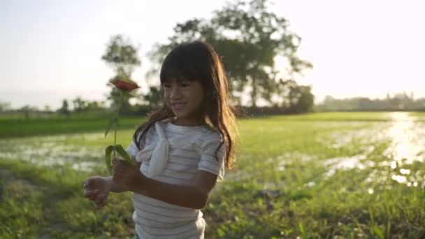 Indah asia daugther memberikan bunga untuk ibunya — Stok Video
