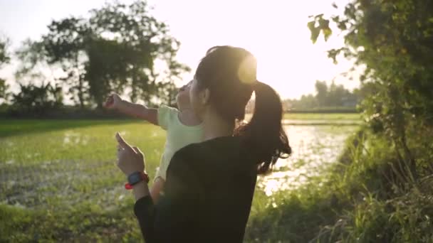 야외에서 함께 노는 엄마와 아기 — 비디오