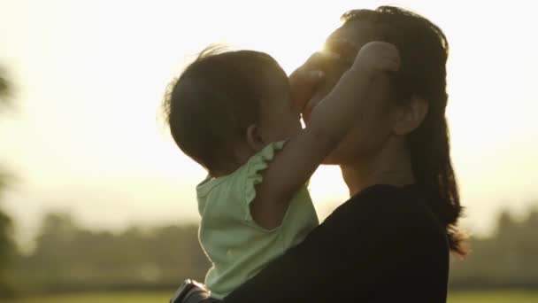 Anya és baba játszik együtt szabadban — Stock videók