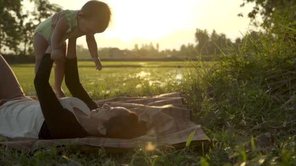 Mãe e bebê brincando juntos ao ar livre — Vídeo de Stock