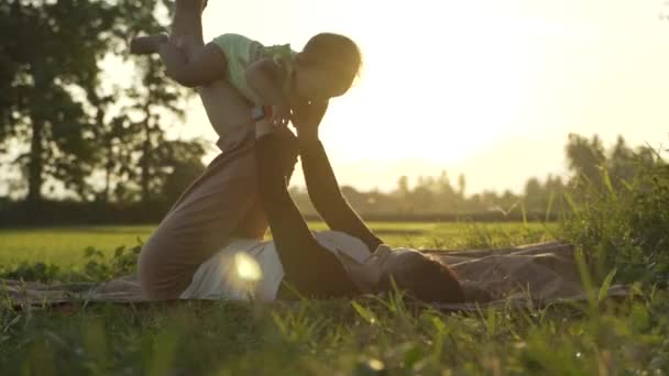 Mãe e bebê brincando juntos ao ar livre — Vídeo de Stock