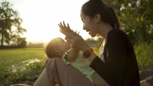Мати і дитина грають разом на відкритому повітрі — стокове відео