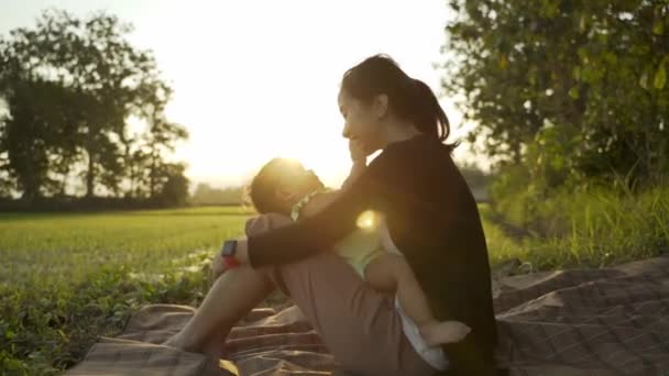 Ibu dan bayi bermain bersama di luar ruangan — Stok Video