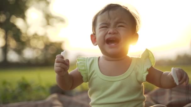 Olycklig bebis gråter — Stockvideo