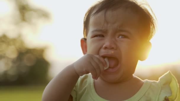 Unglückliches Baby weint — Stockvideo