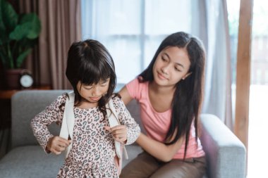 Çocuk okula geri dönüyor.