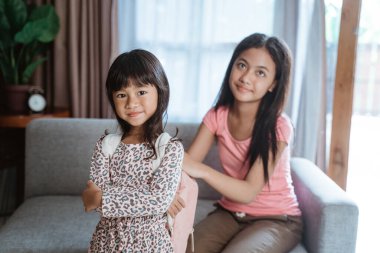 Çocuk okula geri dönüyor.