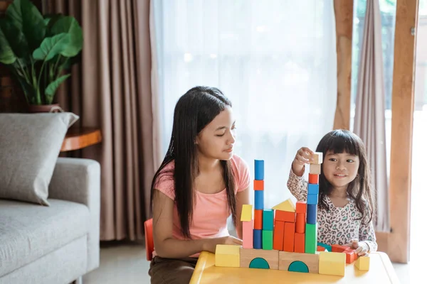 Hermanas felices juegan juntas en casa — Foto de Stock