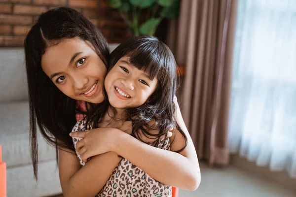 Hermana hermana cara sonrisa a cámara —  Fotos de Stock