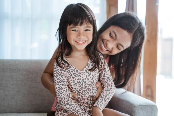 Asiático lindo feliz hermano hermana sonriendo —  Fotos de Stock