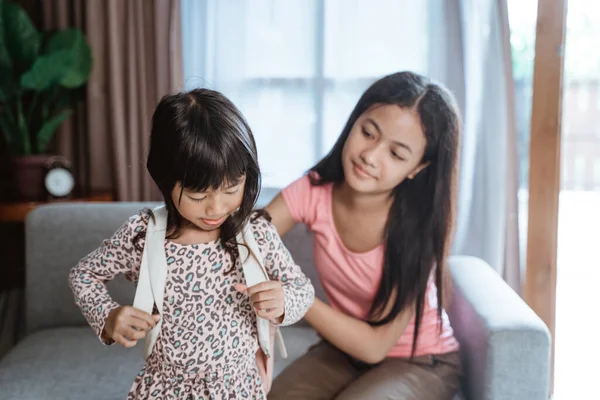 Çocuk okula geri dönüyor.