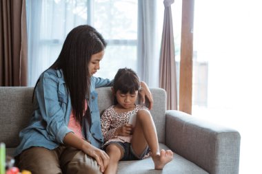 farklı yaşlarda kardeş cep telefonu kullanıyor.