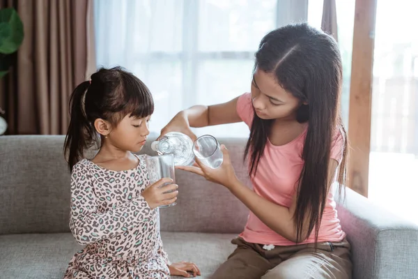 Sœur sœur ayant un verre d'eau à boire — Photo