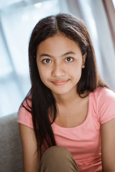 Joven adolescente sonriendo a la cámara — Foto de Stock