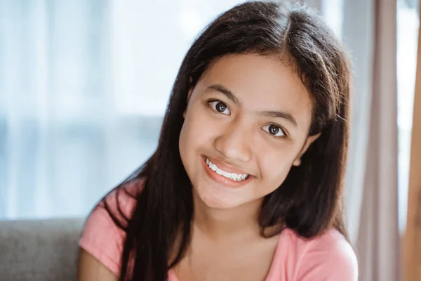 Jovem adolescente menina sorrindo para a câmera — Fotografia de Stock