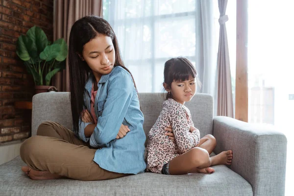 Hermanos peleando en casa — Foto de Stock