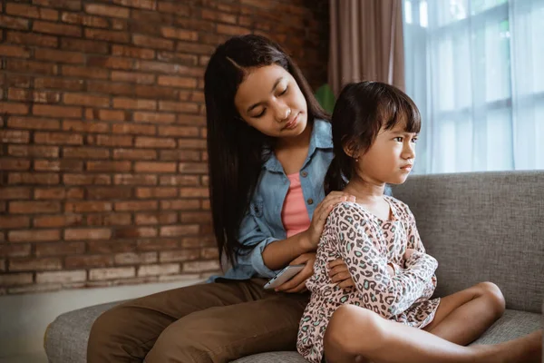 Hermana tratando de disculparse — Foto de Stock