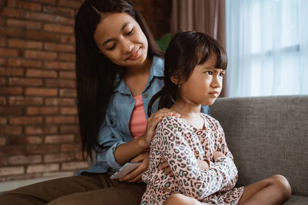 Kakak mencoba untuk meminta maaf — Stok Foto