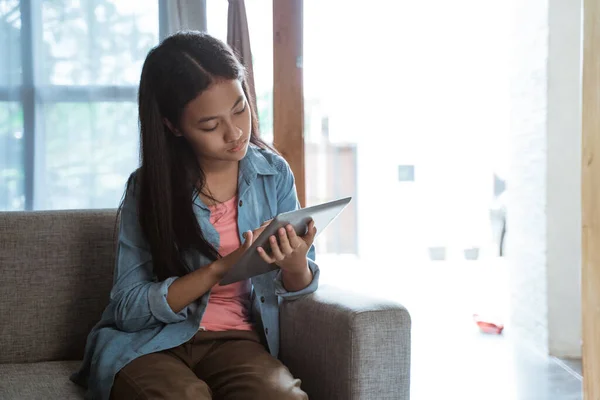 Serieus uitziende tiener met behulp van tablet thuis — Stockfoto