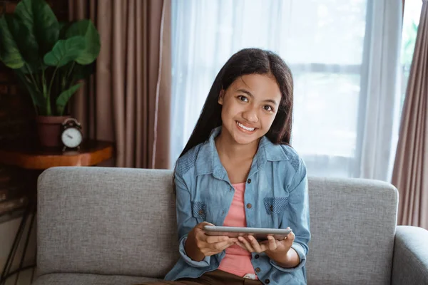 Sorridere giovane adolescente utilizzando tablet pc — Foto Stock