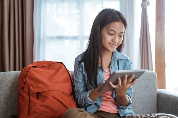 Sorridere giovane adolescente utilizzando tablet pc — Foto Stock