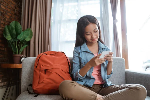 Lachende tiener aziatisch meisje met behulp van smartphone — Stockfoto