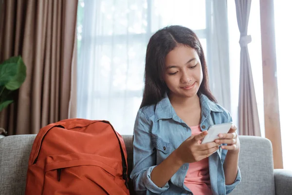 Lachende tiener aziatisch meisje met behulp van smartphone — Stockfoto