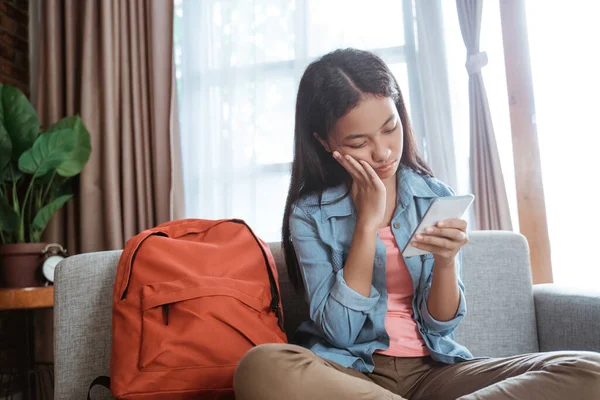 Tonåring asiatisk flicka känner sig deprimerad när du använder telefon — Stockfoto