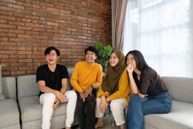 Birlikte kanepede oturup gülerdik.