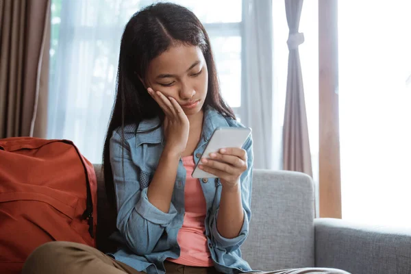 Tonåring asiatisk flicka känner sig deprimerad när du använder telefon — Stockfoto