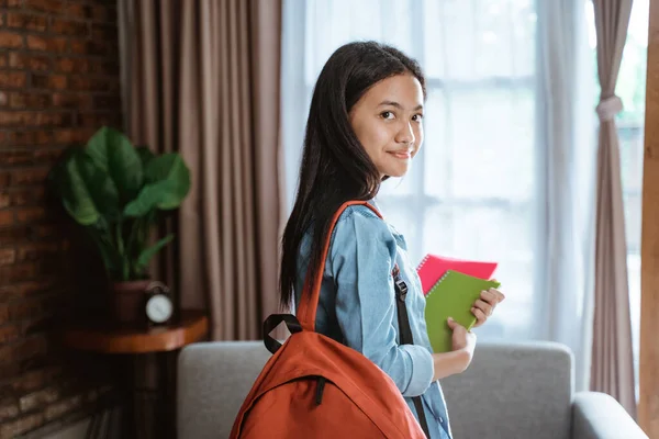 Asijské junior středoškolský student doma — Stock fotografie