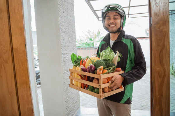 Commander en ligne messager alimentaire livraison au client à la maison — Photo