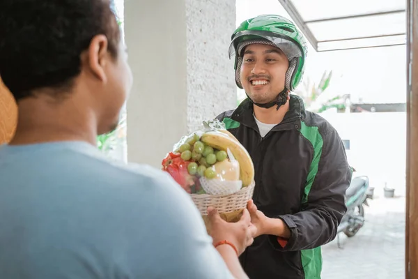 Man die online eten bestelt — Stockfoto