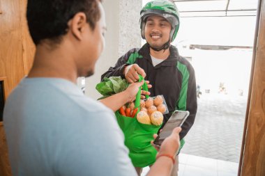 bakkal akıllı telefon uygulamalarıyla sipariş veriyor