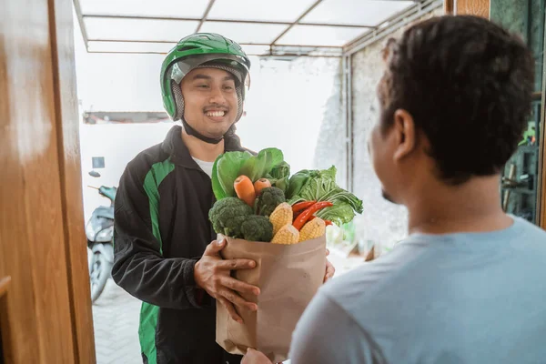 Koerier levert kruidenier aan klant — Stockfoto