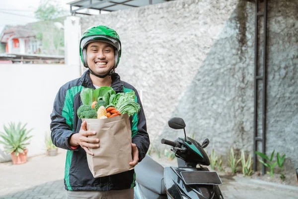 Hombre entrega comida a caballo motocicleta — Foto de Stock